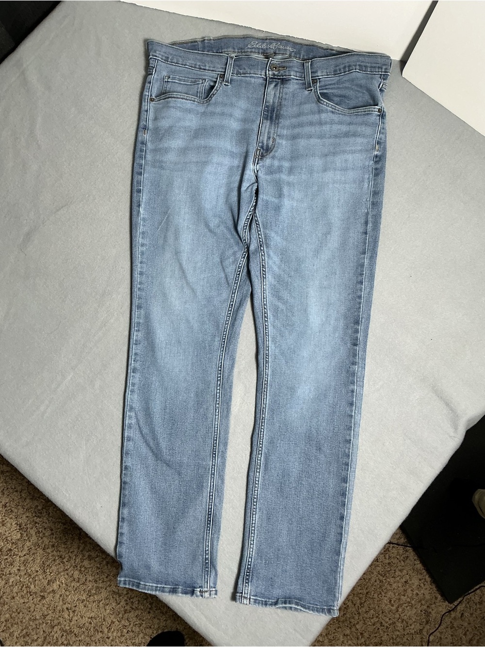 Eddie Bauer Menβs 40x32 Light Wash Straight Leg Jeans Classic Denim - Picture 3 of 11